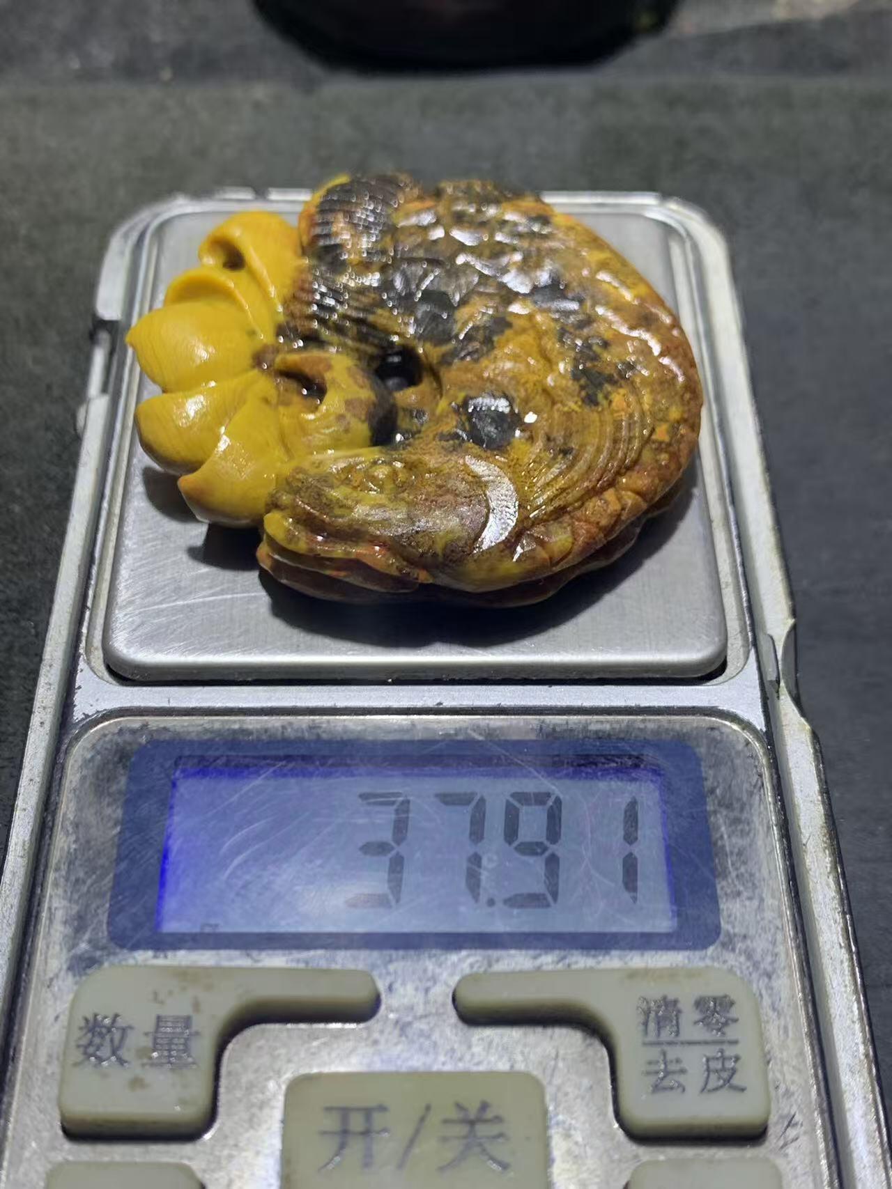 精美亚光战国红玛瑙手工俏色巧雕龙鱼莲花平安扣，（吊坠）一个