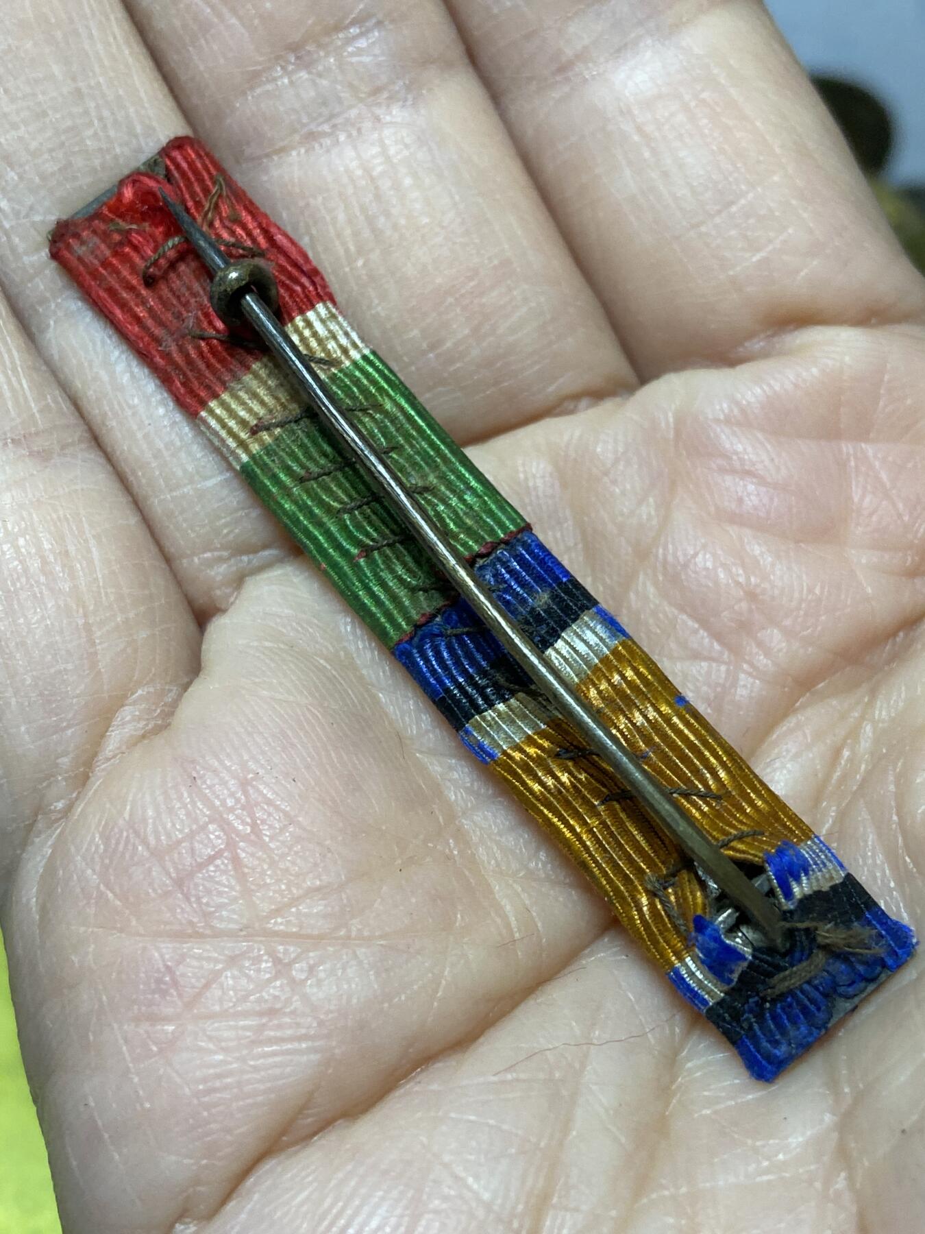 2025年第一百二十七场(总第一百五十三场）外国好品章牌、散币(免佣金) 方格略章一枚，重5.63克