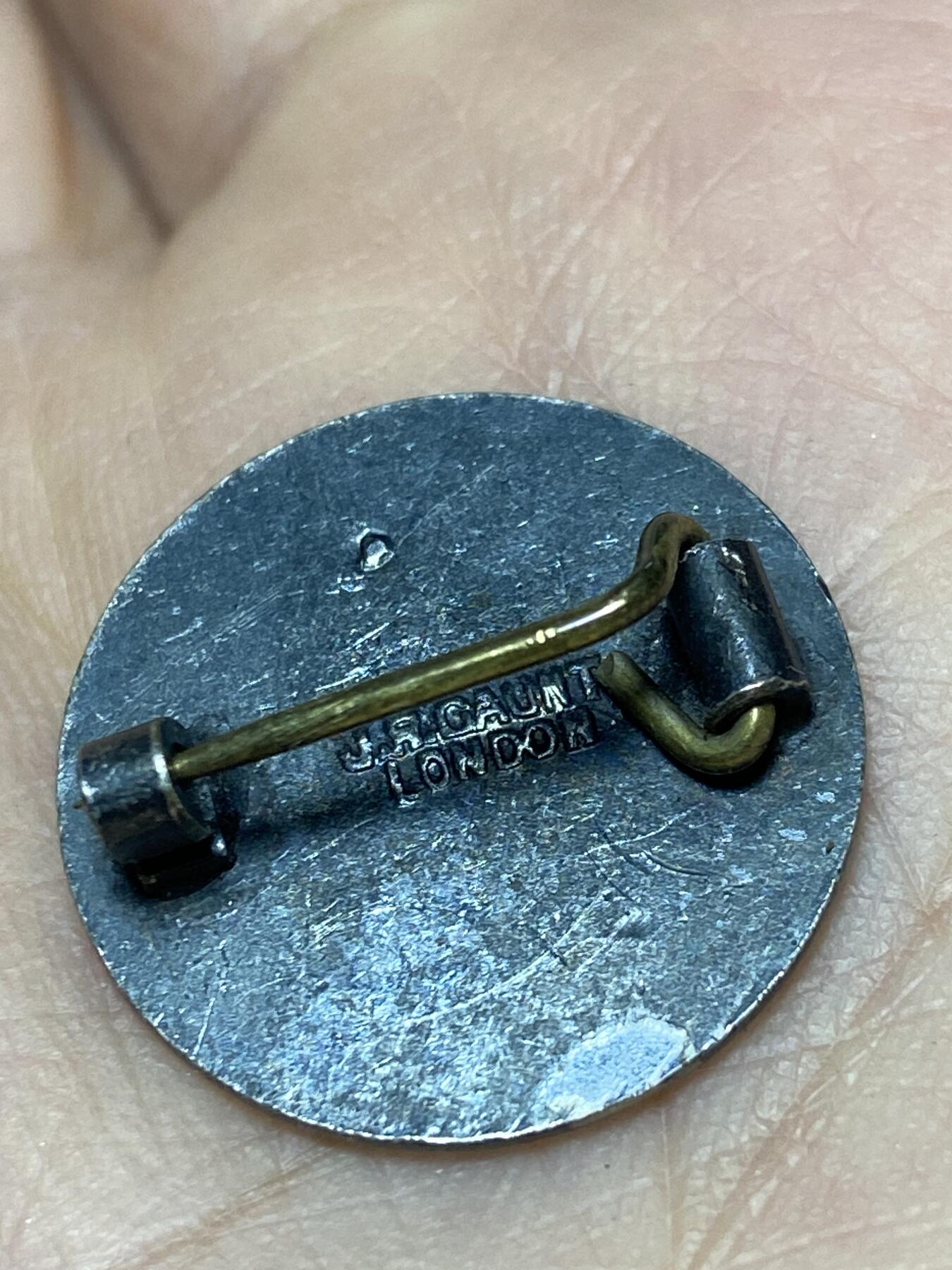 2025年第一百二十七场(总第一百五十三场）外国好品章牌、散币(免佣金) 英国🇬🇧诺维奇地区摄影协会纪念胸针，重4.58克