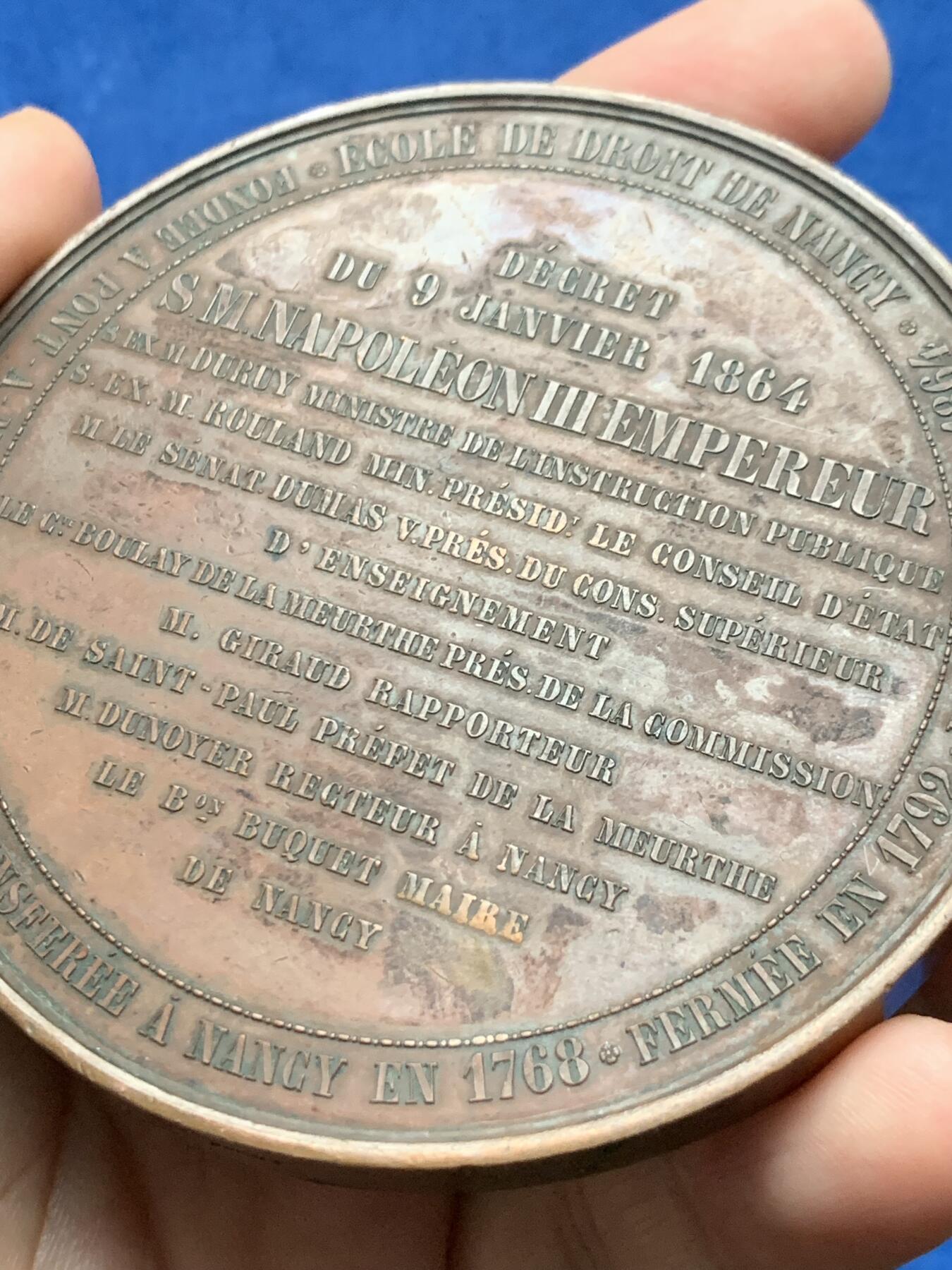 《竞宝斋》第437场 周日，周一2场连拍 （全场包邮） 拿破仑三世1864年1月9日法学院重开典礼 纪念大铜章 252克 81mm 蜜蜂铜标 美品