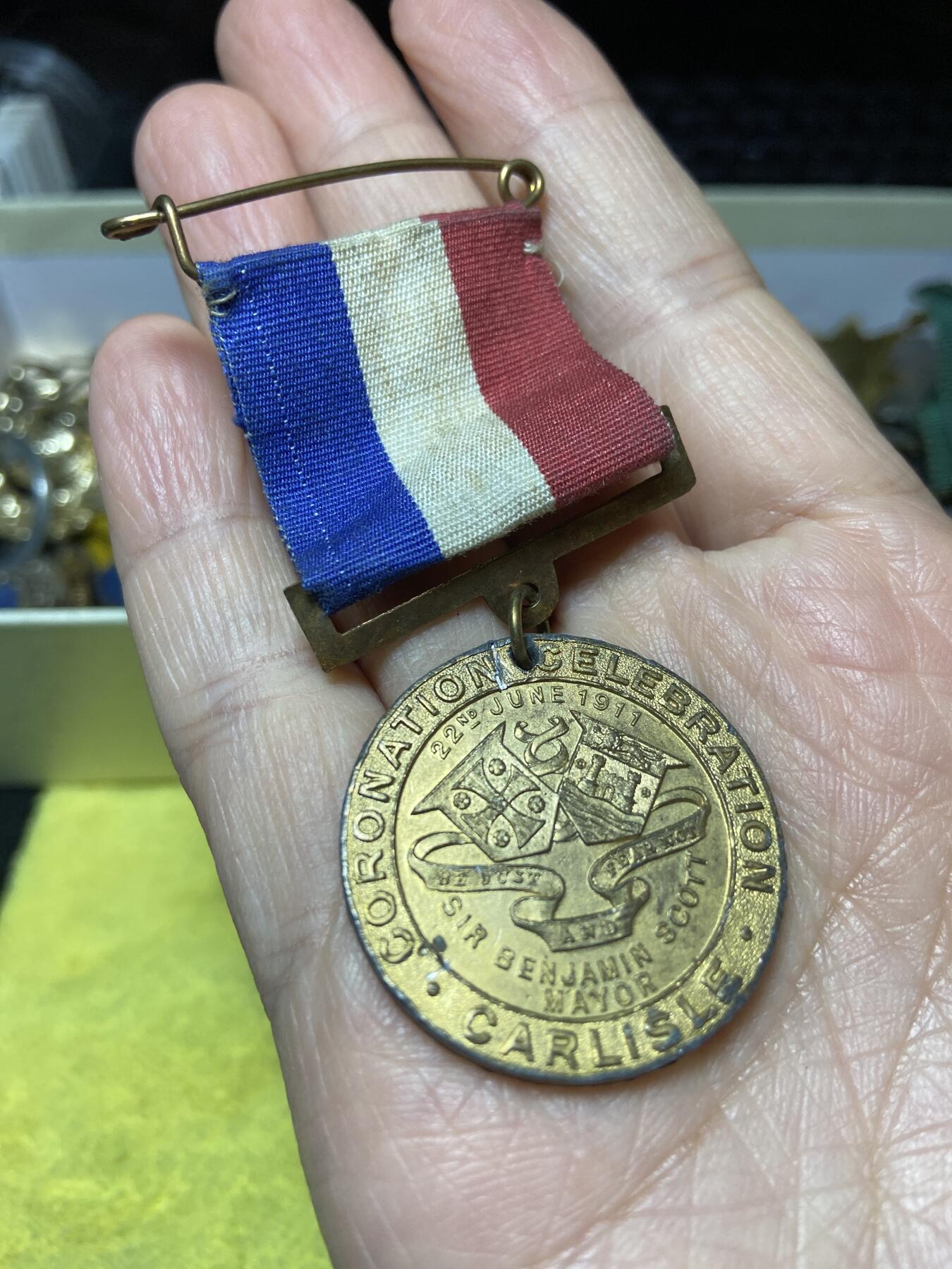 2025年第一百二十七场(总第一百五十三场）外国好品章牌、散币(免佣金) 英国🇬🇧1911年卡莱尔市–乔治五世和玛丽王后加冕庆典纪念章，重20克