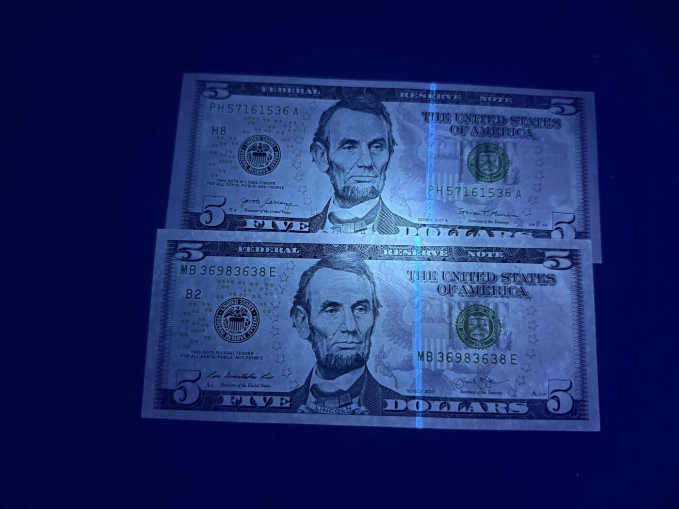 【炜奕收藏】，第五十期 美国5美元两张，UNC-/UNC品相，包含一张无47