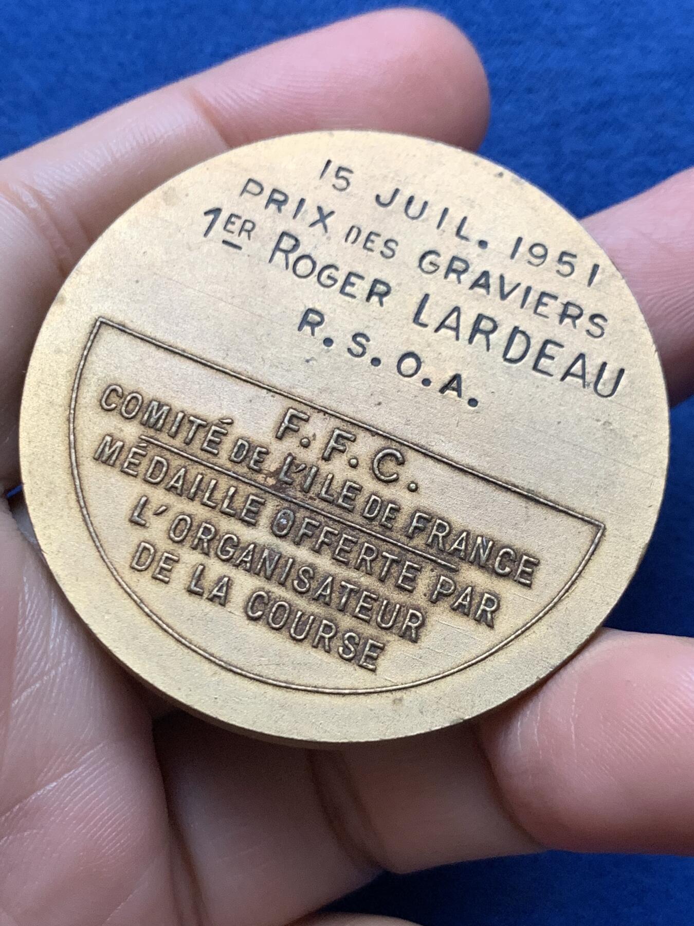 《竞宝斋》第437场 周日，周一2场连拍 （全场包邮） 法国1951年自行车联合会铜质奖章，46.2克，49.2mm，目测有镀金，细节见图
