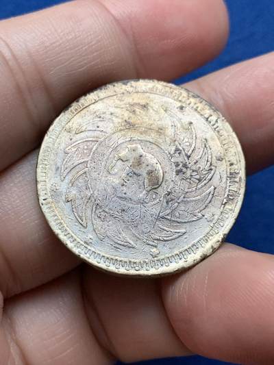 《竞宝斋》第437场 周日，周一2场连拍 （全场包邮） 暹罗王国1铢银币，拉玛五世时期打制，经典大象佛塔图案，1869单年版！背面佛塔图案与拉玛四世时期不同，发行存世量较之少见。面值：1铢。国际热门品种，细节见图。