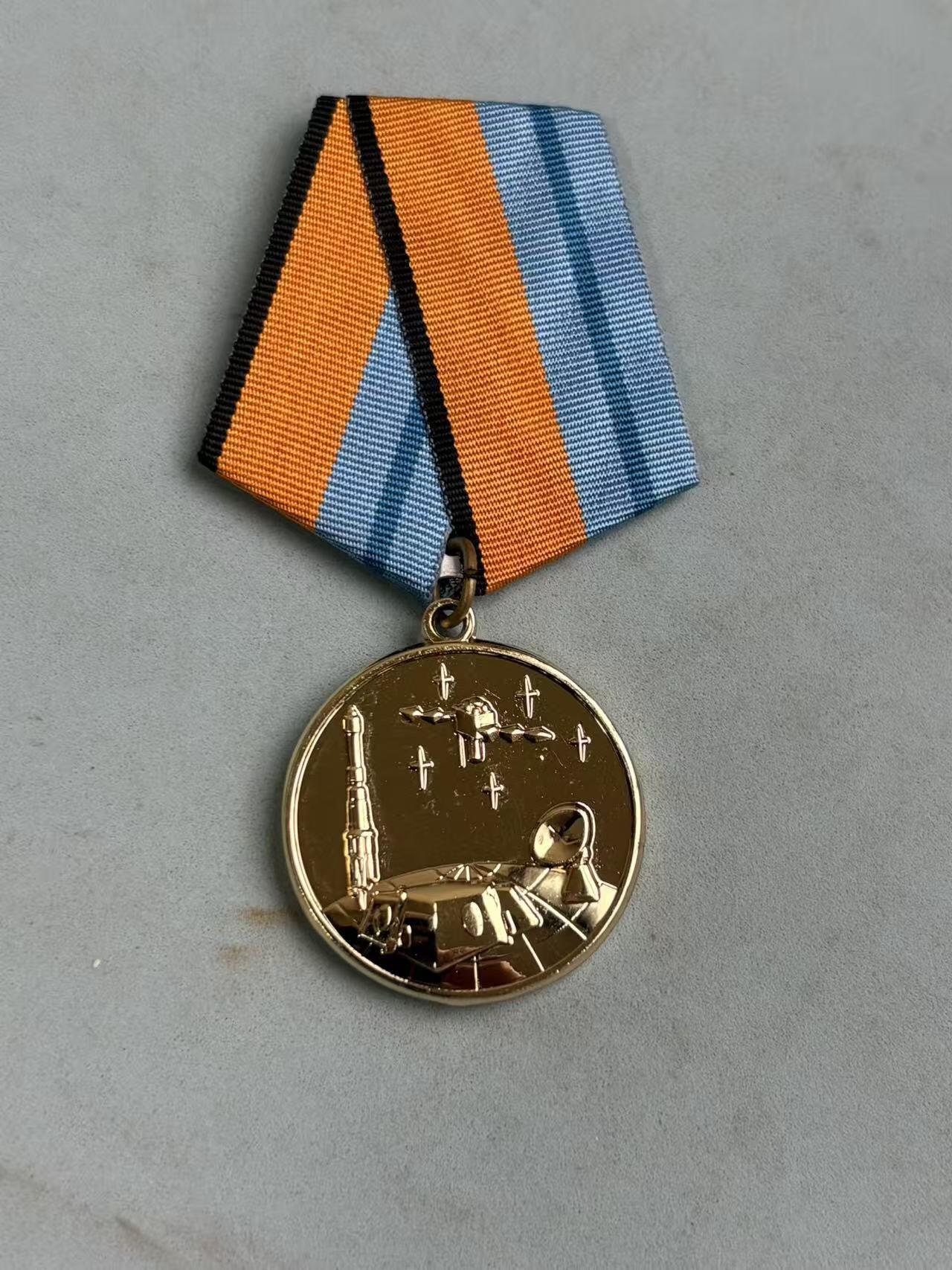 盛世勋华——号角文化勋章邮票专场拍卖第288期 俄罗斯国防部太空部队服役奖章，授予对象为在太空部队服役的军人，需满足服役满20年、工作积极勤勉且在职责中表现突出的条件，同时要求获得者已荣获太空部队的“功勋”荣誉徽章；奖章是对其长期坚守太空相关军事岗位、助力太空部队建设的认可。