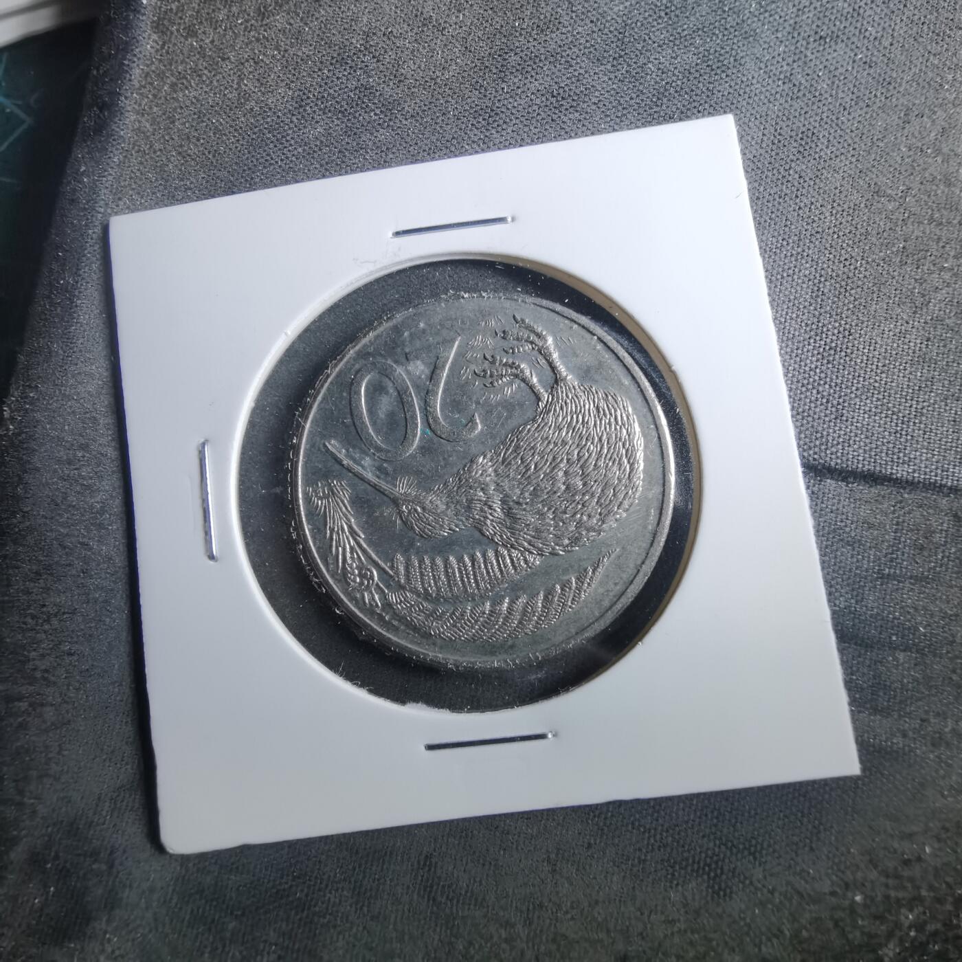 沼泽如烟--第899场 新西兰1985年20分浅雕版