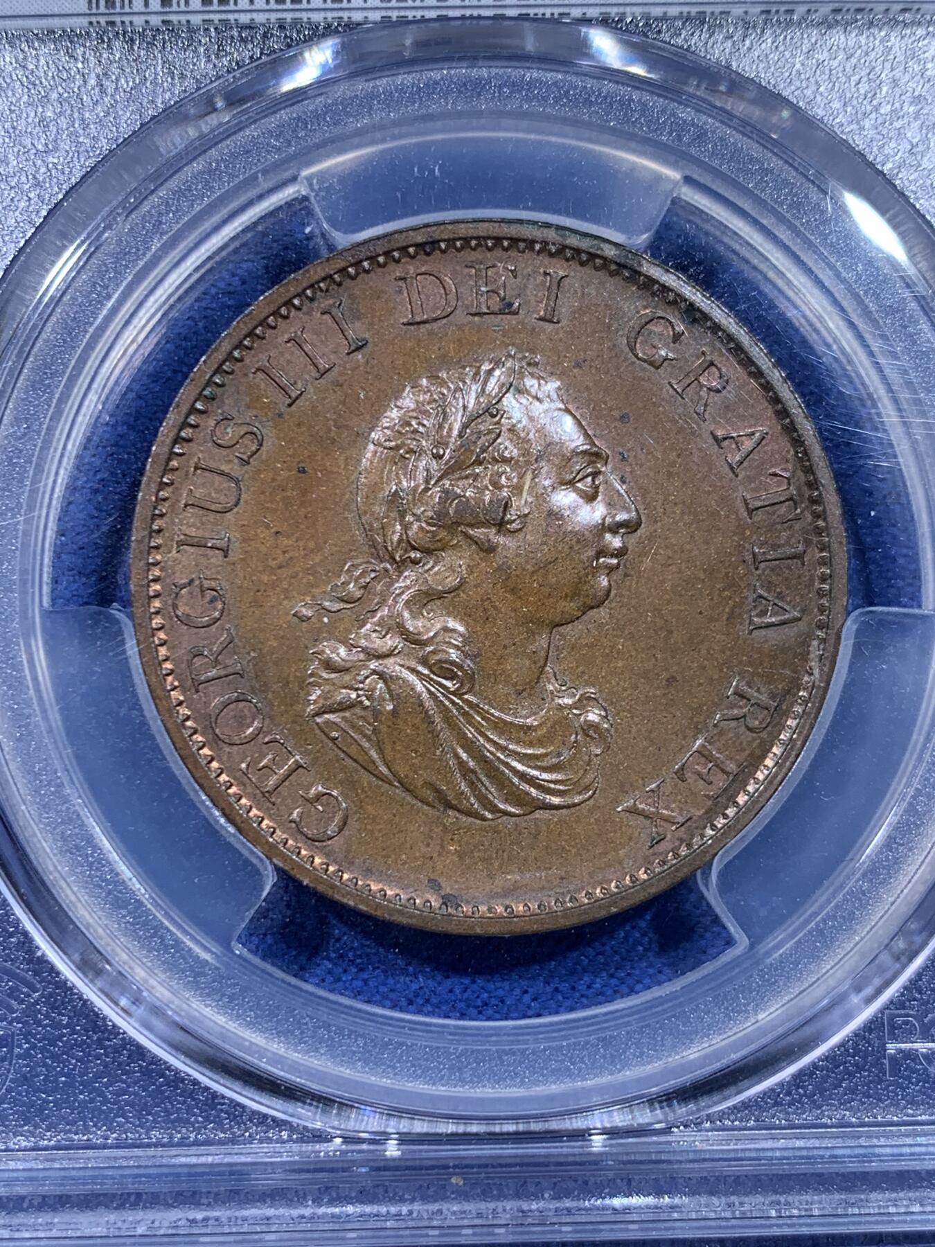 《竞宝斋》第437场 周日，周一2场连拍 （全场包邮） PCGS MS64BN 英国 1799年 乔治三世国王 1/2便士铜币，铸造于Soho Mint 由于瓦特作为股东之一这是他的蒸汽机提供动力的第一批铸币，质量肉眼可见提升了一截。这枚有着沉稳熟美的巧克力包浆，转光丝滑尤为难得。