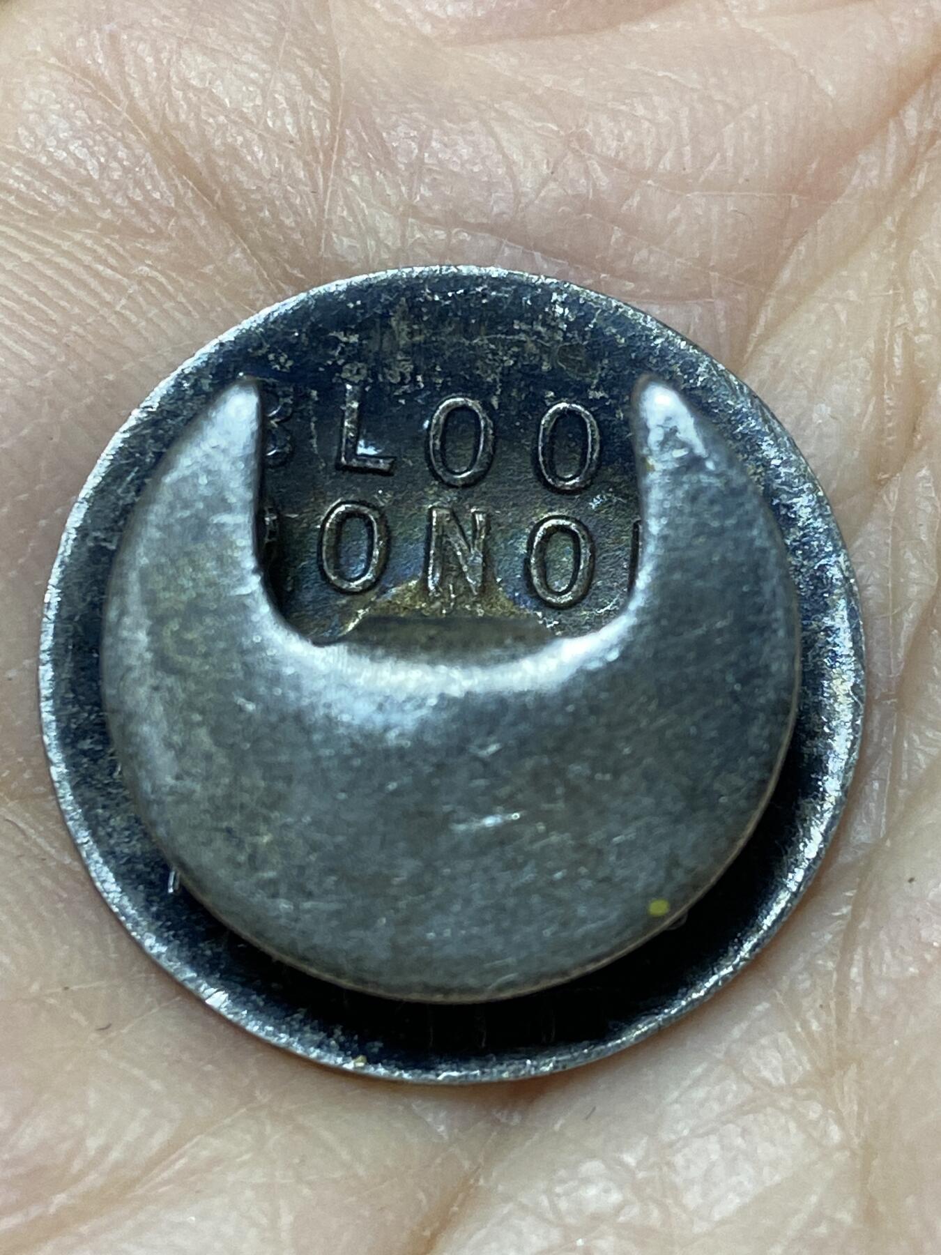 2025年第一百二十七场(总第一百五十三场）外国好品章牌、散币(免佣金) 珐琅彩–献血者银制徽章，重6.83克