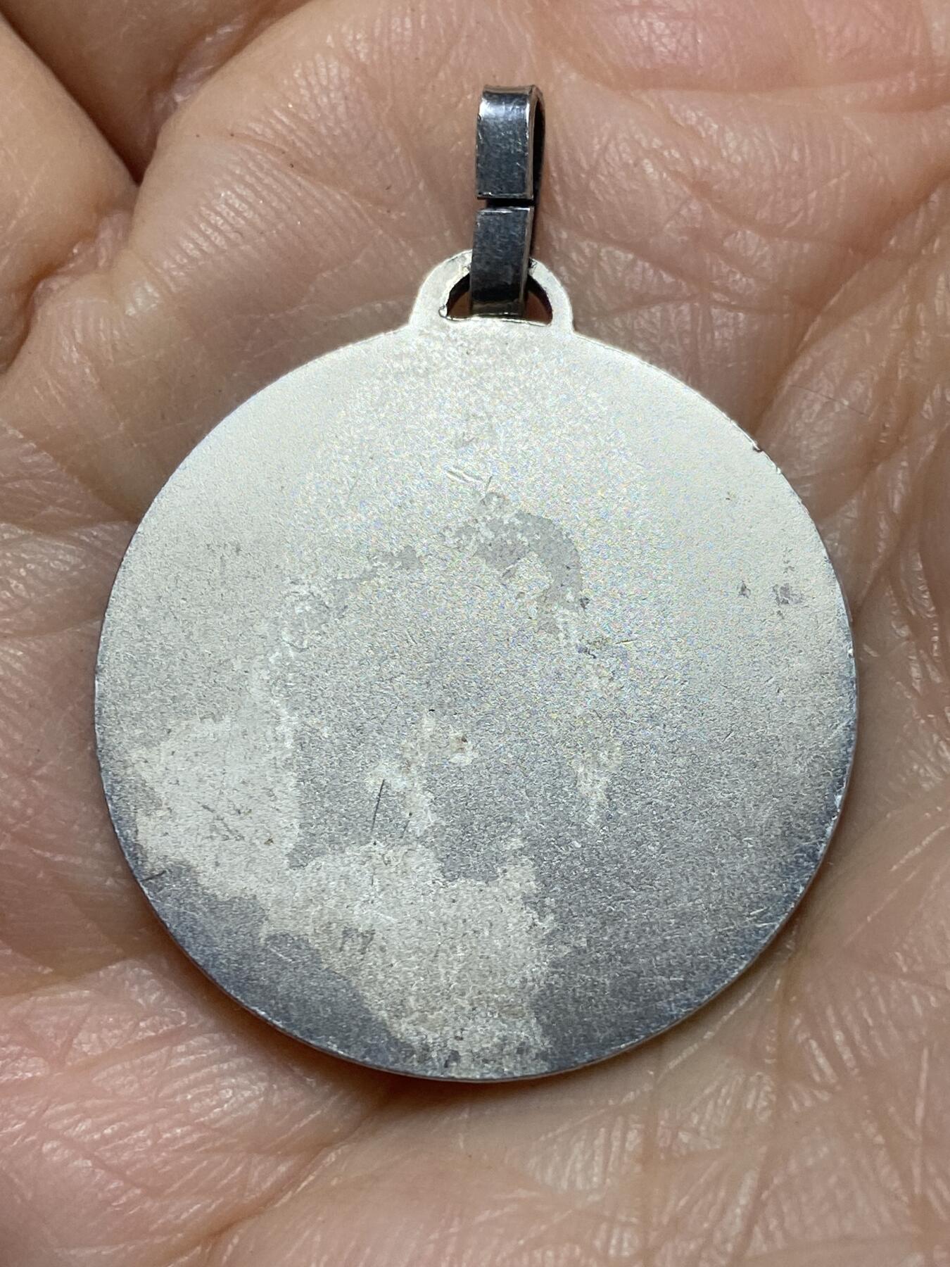 2025年第一百二十七场(总第一百五十三场）外国好品章牌、散币(免佣金) 好品–“基督的小花”圣特蕾莎·德肋撒–宗教圣牌(圣女小德兰是天主教重要圣人之一，1925年封圣，1997年被册封为“教会圣师”)，重11.12克