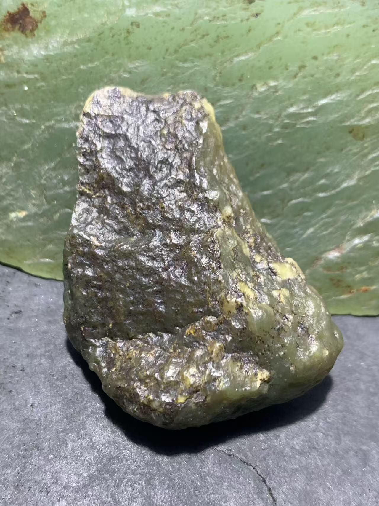 新疆戈壁风化纹和田玉青玉原石一颗