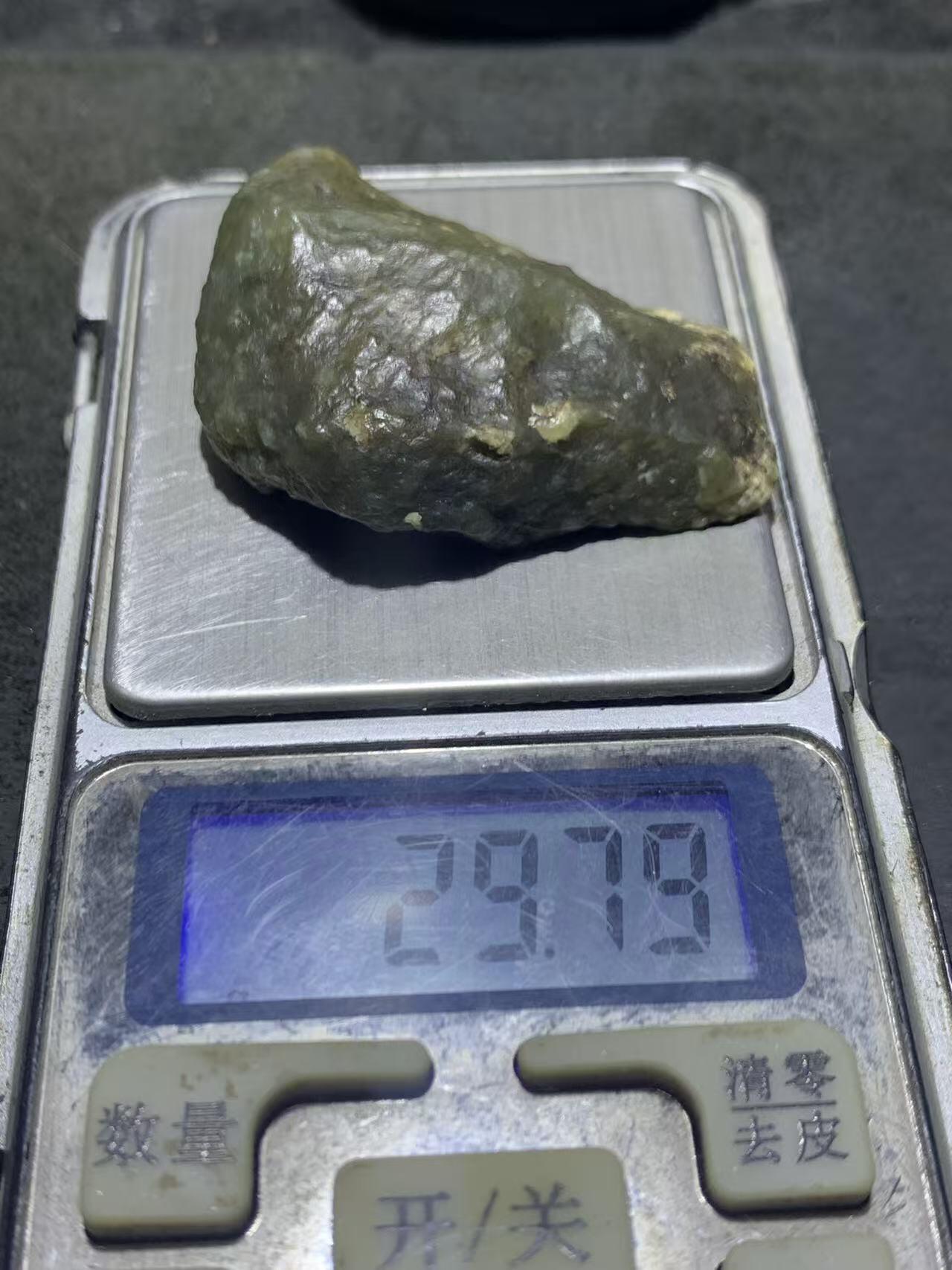 新疆戈壁风化纹和田玉青玉原石一颗