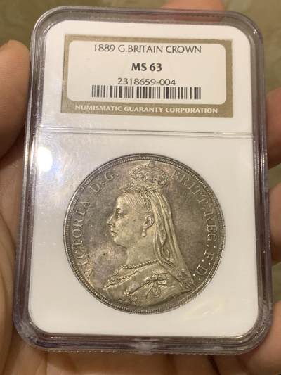 《竞宝斋》第437场 周日，周一2场连拍 （全场包邮） NGC MS63 英国1889年维多利亚女皇高冠马剑克朗 厚重七彩也压不住的原光闪烁 NGC老白盒质感极佳