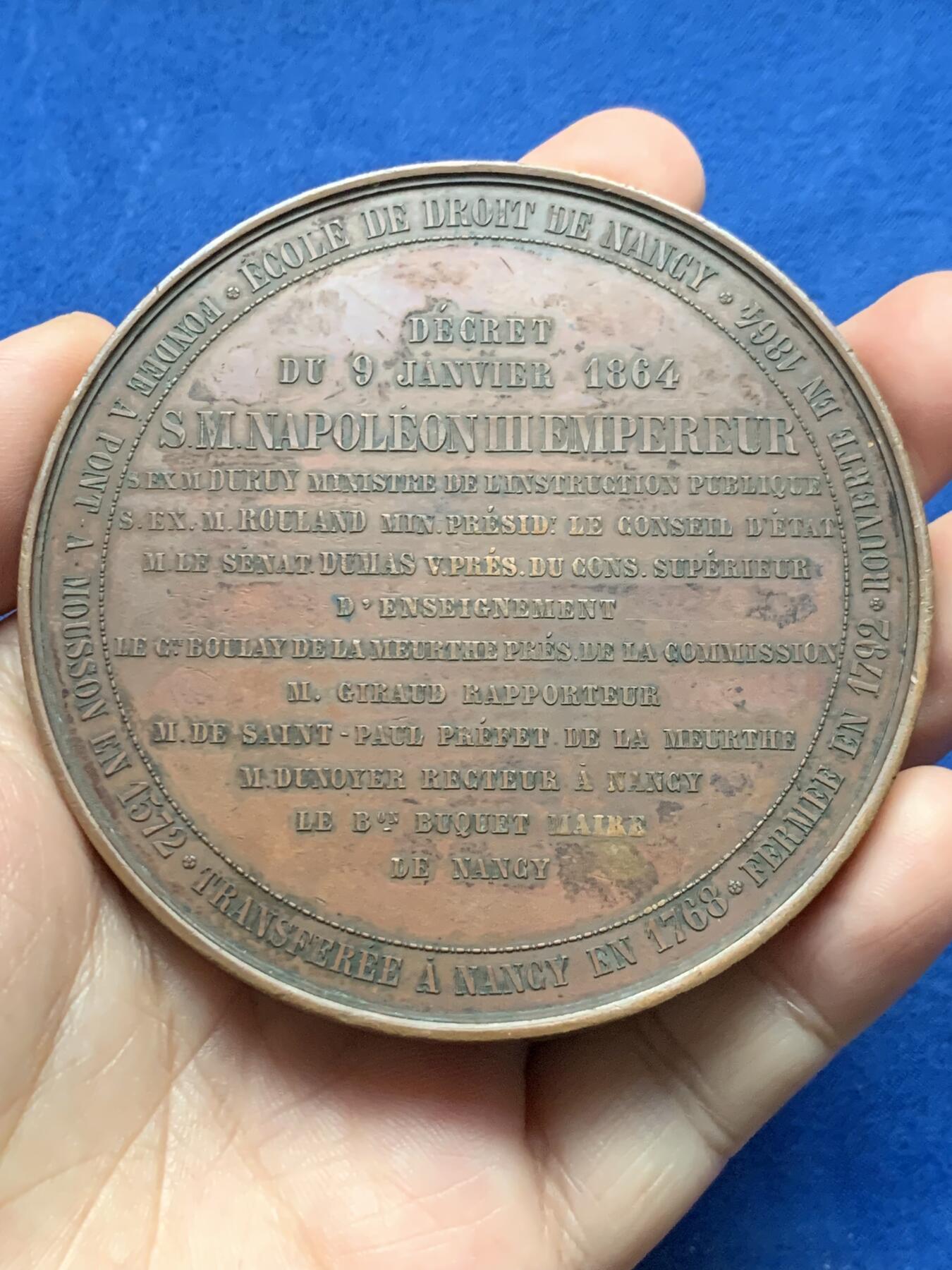 《竞宝斋》第437场 周日，周一2场连拍 （全场包邮） 拿破仑三世1864年1月9日法学院重开典礼 纪念大铜章 252克 81mm 蜜蜂铜标 美品