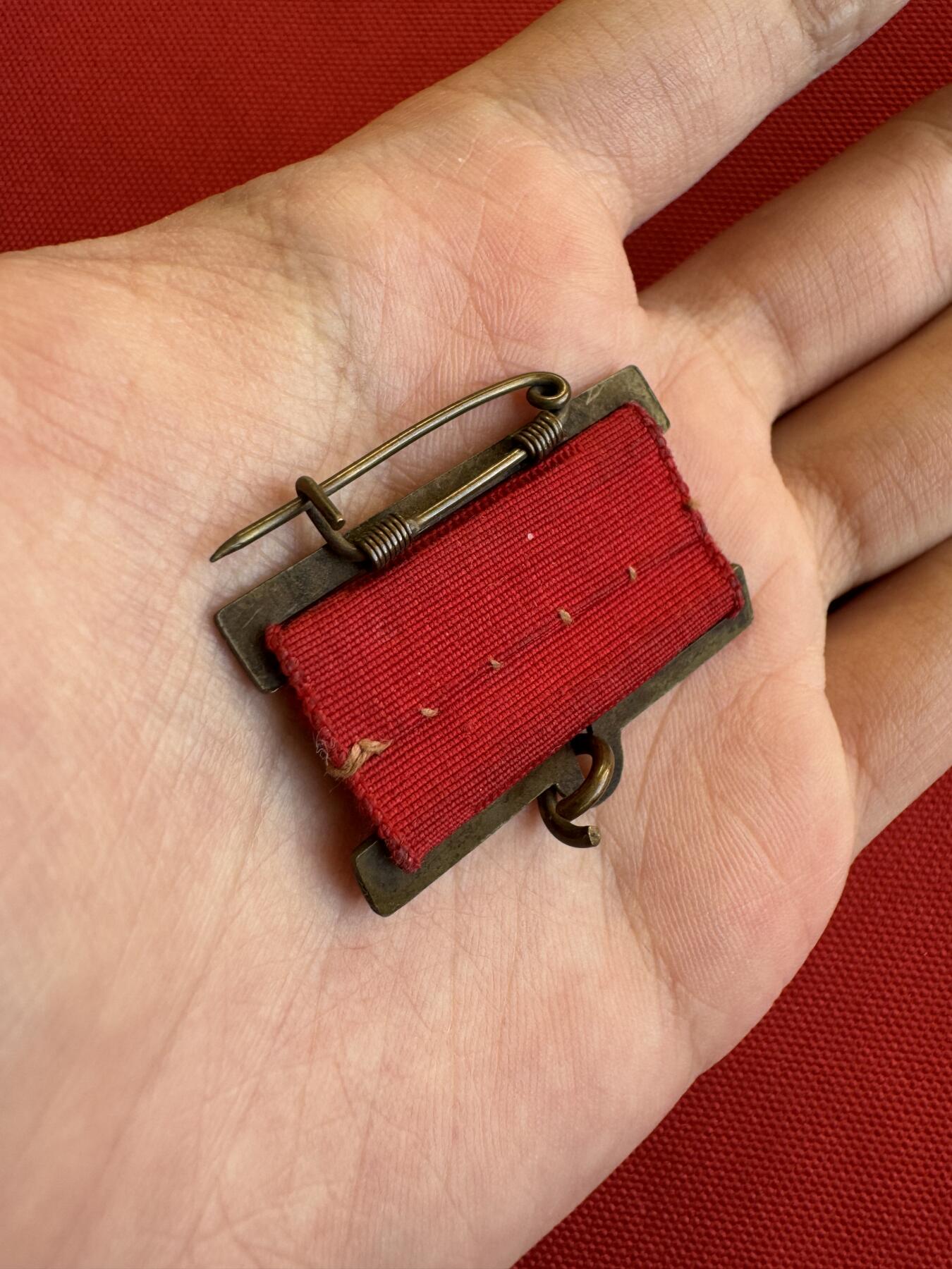 五哥徽章群   11号周二晚上八点4群联拍 全新上挂