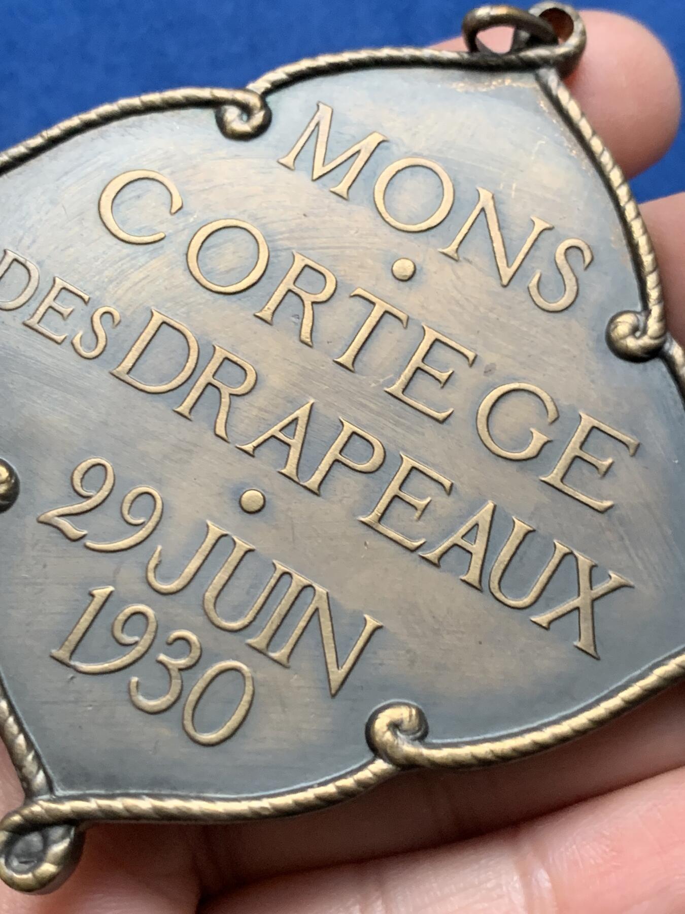 《竞宝斋》第437场 周日，周一2场连拍 （全场包邮） 1930年比利时蒙斯市旗游行纪念铜章 异形章 89.15克 57mm