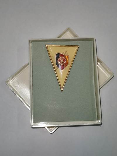韵星假日精品2025秋季军品类拍卖会-- Rimey Holidays Boutique 2025 Autumn Militaria Sale - 民主德国斯塔西国家安全学院毕业校徽带原盒