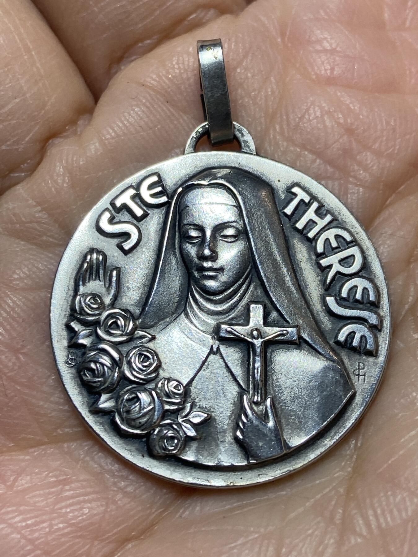 2025年第一百二十七场(总第一百五十三场）外国好品章牌、散币(免佣金) 好品–“基督的小花”圣特蕾莎·德肋撒–宗教圣牌(圣女小德兰是天主教重要圣人之一，1925年封圣，1997年被册封为“教会圣师”)，重11.12克