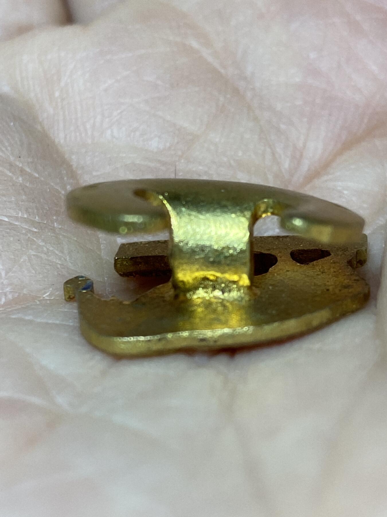 2025年第一百二十七场(总第一百五十三场）外国好品章牌、散币(免佣金) 英国🇬🇧弗雷姆林麦芽啤酒镀金胸章，重4.13克