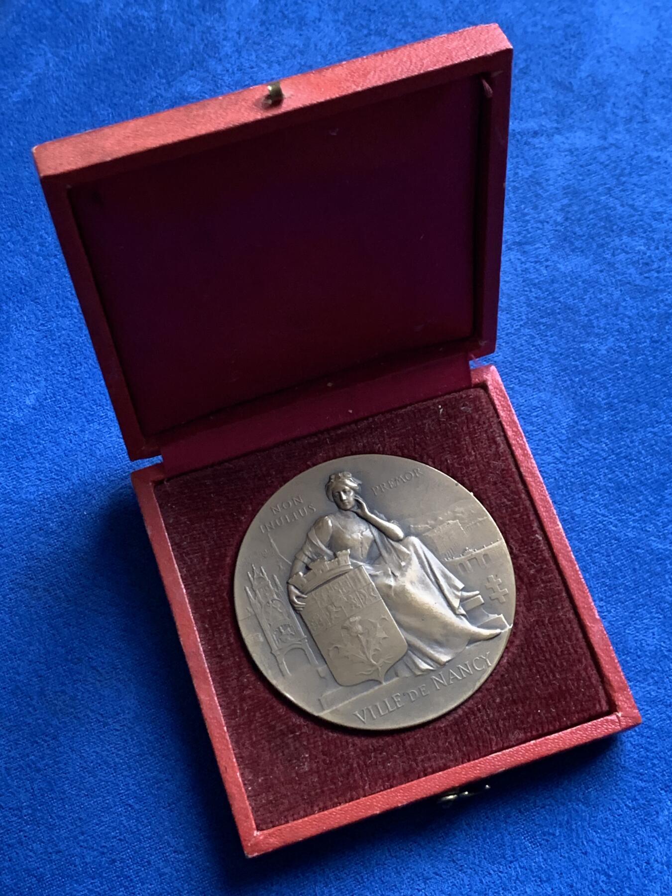 《竞宝斋》第437场 周日，周一2场连拍 （全场包邮） 1909年法国南希世博会纪念铜章 65.5克 49.8mm 丰饶角铜标 带盒