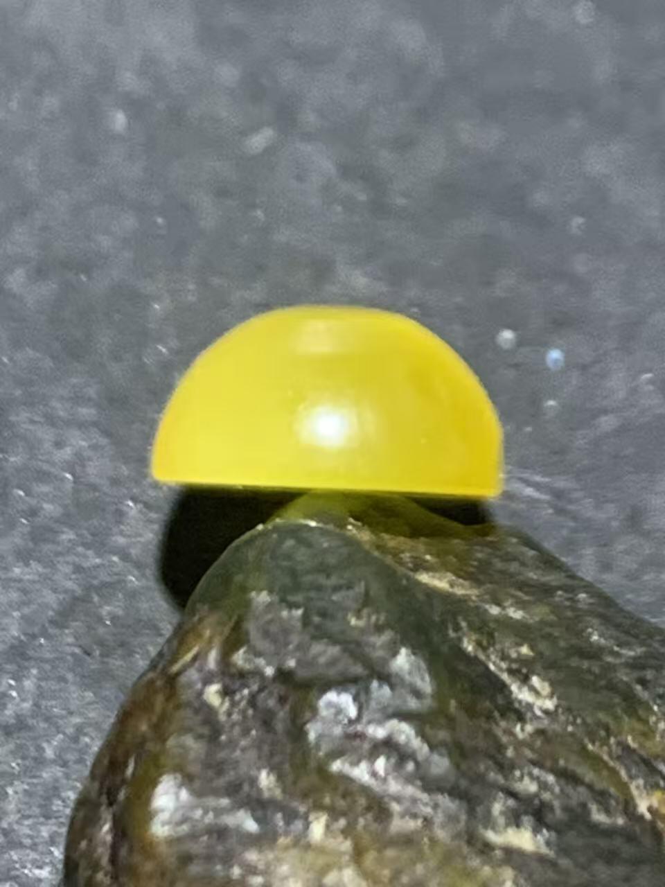 乌克兰蜜蜡随形蛋面一个，