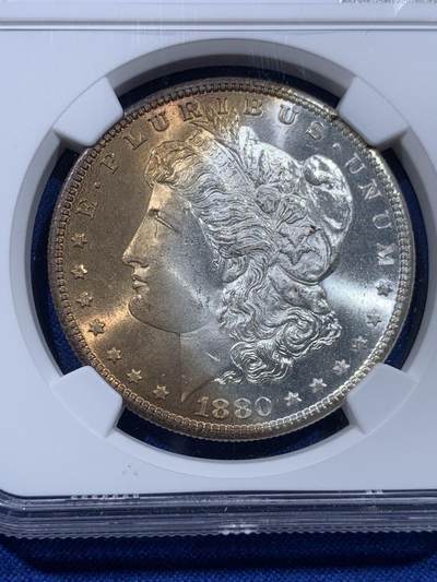《竞宝斋》第437场 周日，周一2场连拍 （全场包邮） NGC MS65 美国1880年摩根银币S版，转光强烈细节优秀，正面月牙淡金包浆，背面PL状态。