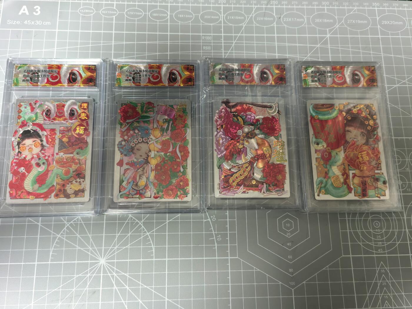 无佣金 不寄存 不收拍 链接少 我只是一个小小的卡牌收藏玩家  满150包邮非偏远  需要多宫大佬请私聊 部分卡牌设有底价（不想玩的那么累，即使有底价也会比市场价便宜的多，懂的自然懂） 拒绝小号抬价 大家放心拍 所有拍品部分套有卡膜 部分卡牌多宫 自制卡牌 不包厂瑕 放大镜 品控 勿拍 流拍商品会循环 感谢大家支持 留个关注 不定时上新 谢谢 奇点卡牌 溶溶 新年贺岁限定 粗闪