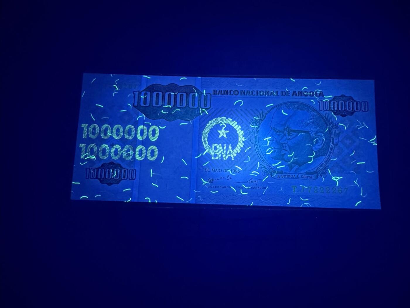 【炜奕收藏】，第五十期 1995年安哥拉100万宽扎，UNC品相，中夹狮子号
