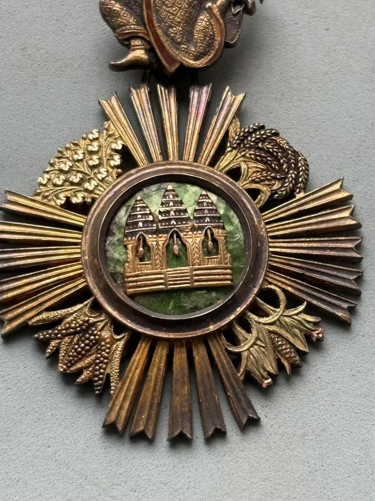 盛世勋华——号角文化勋章邮票专场拍卖第288期 柬埔寨骑士级索瓦塔拉皇家勋章 银制早期版 法国生产 带原盒 （授予在农业、经济和公共工程领域做出杰出贡献的人士）