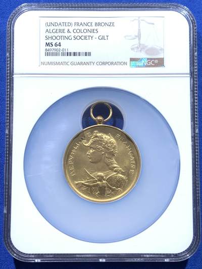 《竞宝斋》第437场 周日，周一2场连拍 （全场包邮） - NGC MS64 约1890年代 法属阿尔及利亚殖民地射击节镀金大铜章，殖民地射击节非常稀少，个人首见，金水很足。经典的玛丽安娜女神+女性天使，华丽优美。加大加厚盒封装，收藏级高分