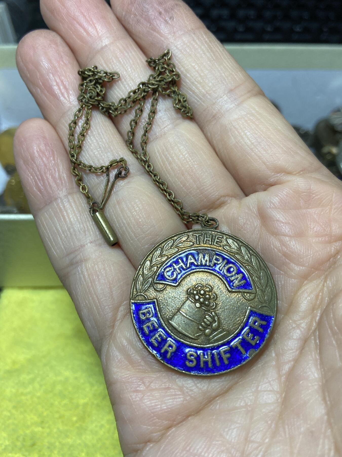 2025年第一百二十七场(总第一百五十三场）外国好品章牌、散币(免佣金) 英国🇬🇧啤酒搬运工技能竞赛冠军纪念徽章，重12.5克