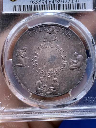 《竞宝斋》第437场 周日，周一2场连拍 （全场包邮） PCGS SP64 1946年联合国成立银样章 紫罗兰五彩包浆 正面： “敬畏 对话 需求 宗教”四大自由理念，背面：联合国安理会五大常任理事国——中美苏英法的国旗以及国名，其中最右边旗下标汉字中国。其上标有世界和平和统一货币。银章发行量不足千枚，非常珍稀。卡尔·格鲁佩作品 细节见图