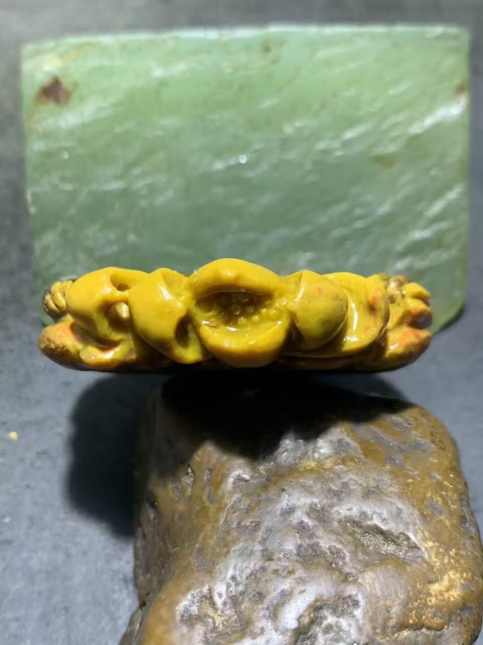 精美亚光战国红玛瑙手工俏色巧雕龙鱼莲花平安扣，（吊坠）一个