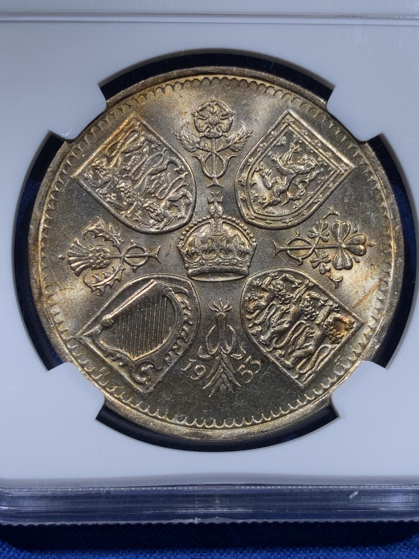 《竞宝斋》第437场 周日，周一2场连拍 （全场包邮） NGC MS65 英国1953年伊丽莎白二世女王登基纪念克朗，原汁原味淡金彩包浆，包浆醇厚浓郁，转光强烈细节优秀。