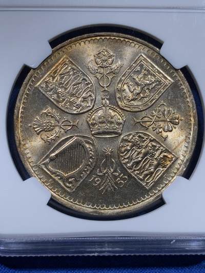 《竞宝斋》第437场 周日，周一2场连拍 （全场包邮） NGC MS65 英国1953年伊丽莎白二世女王登基纪念克朗，原汁原味淡金彩包浆，包浆醇厚浓郁，转光强烈细节优秀。