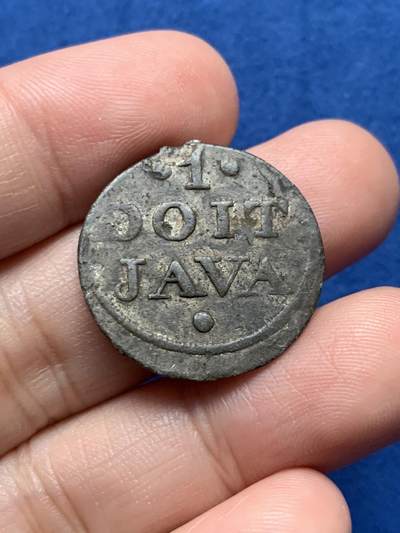 《竞宝斋》第437场 周日，周一2场连拍 （全场包邮） 英属东印度公司爪哇岛锡币，拿破仑战争时期，1814年英属东印度公司占领爪哇岛所打制发行的货币，正面：东印度公司标记VEIC 缩写标记，年份1814，背面：面值1 Duit，热带地区外加材质好品保存不易，少见品种。