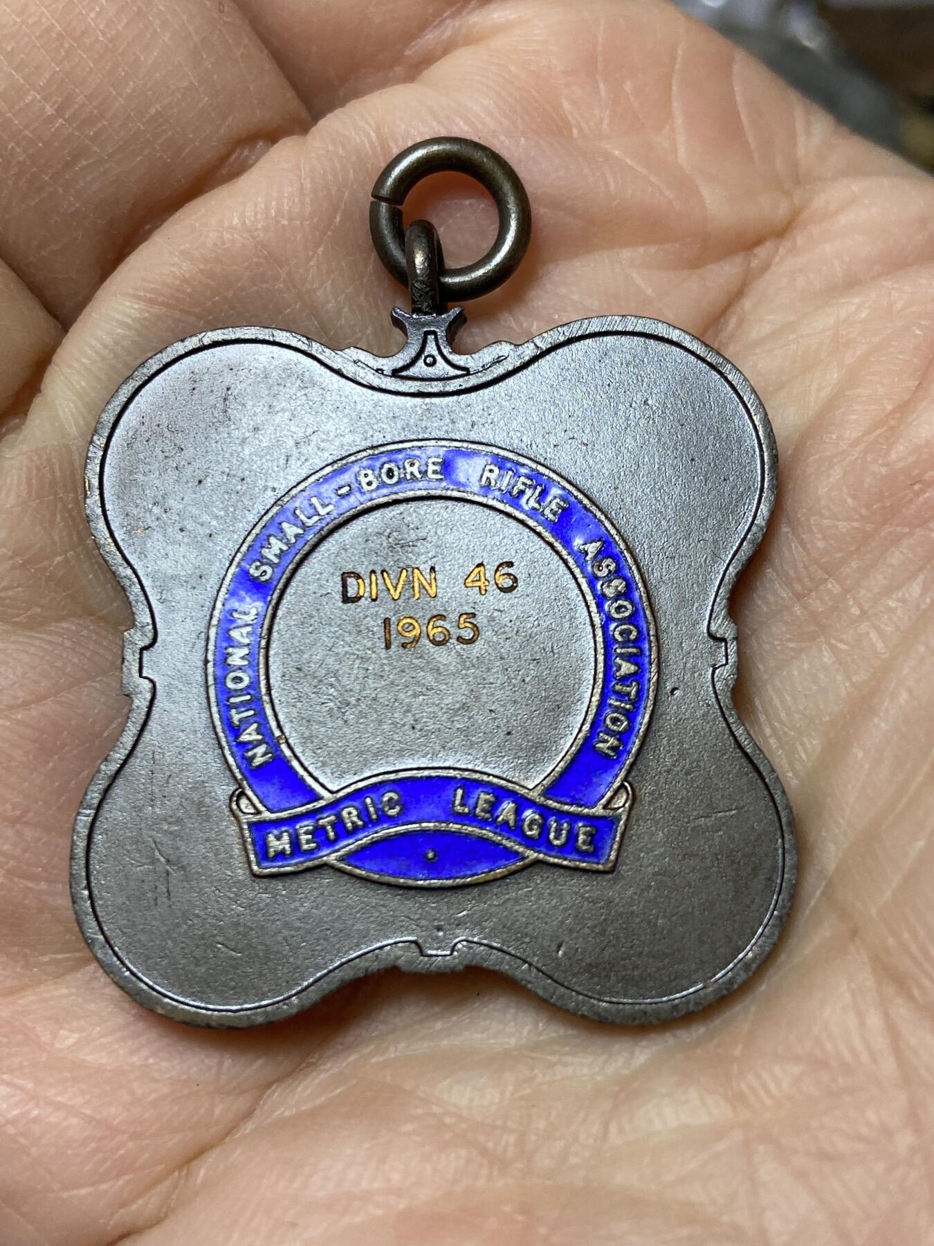 2025年第一百二十七场(总第一百五十三场）外国好品章牌、散币(免佣金) 珐琅彩–英格兰、苏格兰、威尔士和北爱尔兰1965年全国小口径步枪协会第46分区赛事奖牌，重20.37克