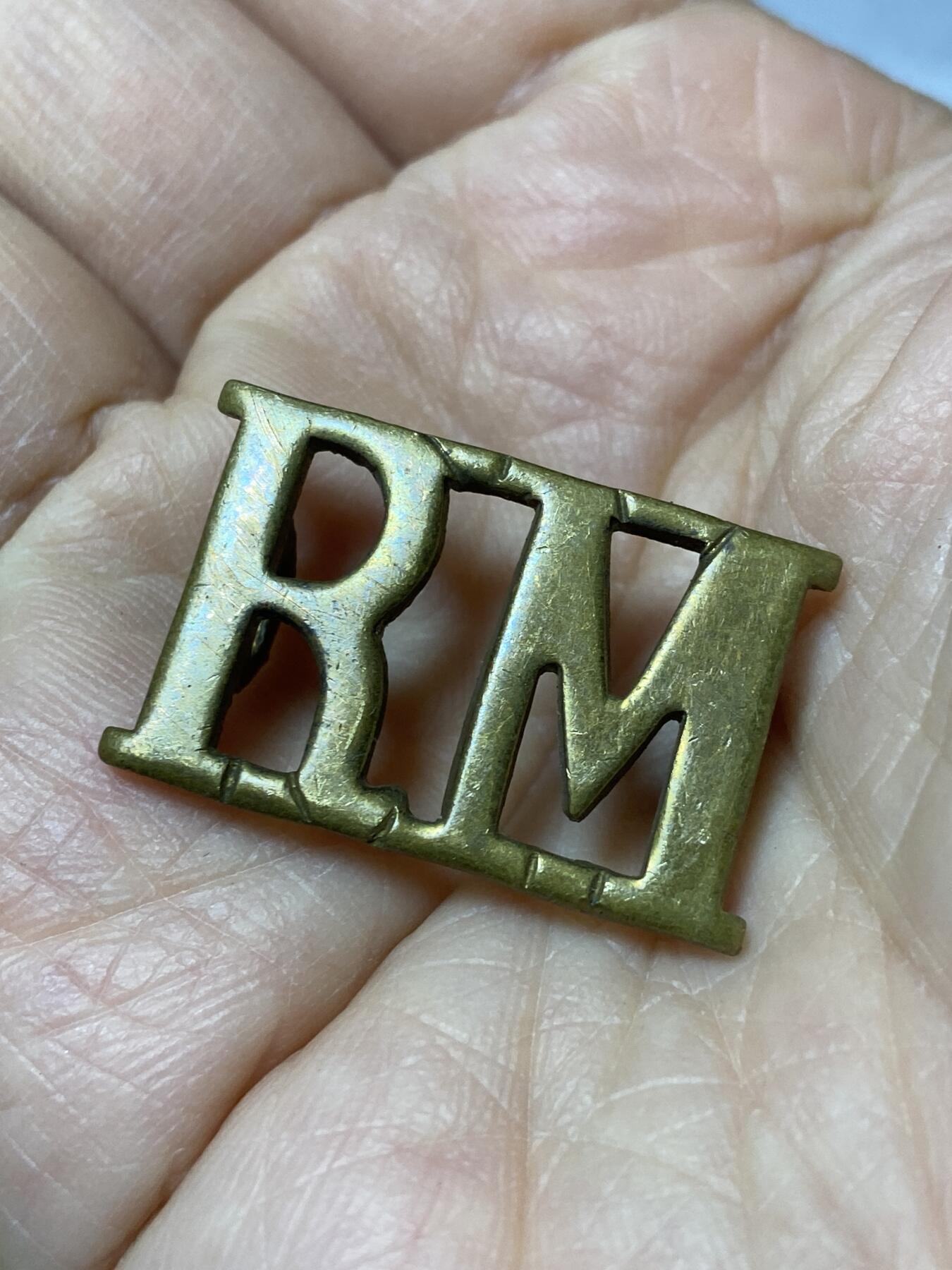 2025年第一百二十七场(总第一百五十三场）外国好品章牌、散币(免佣金) RM字样标牌，重5.01克