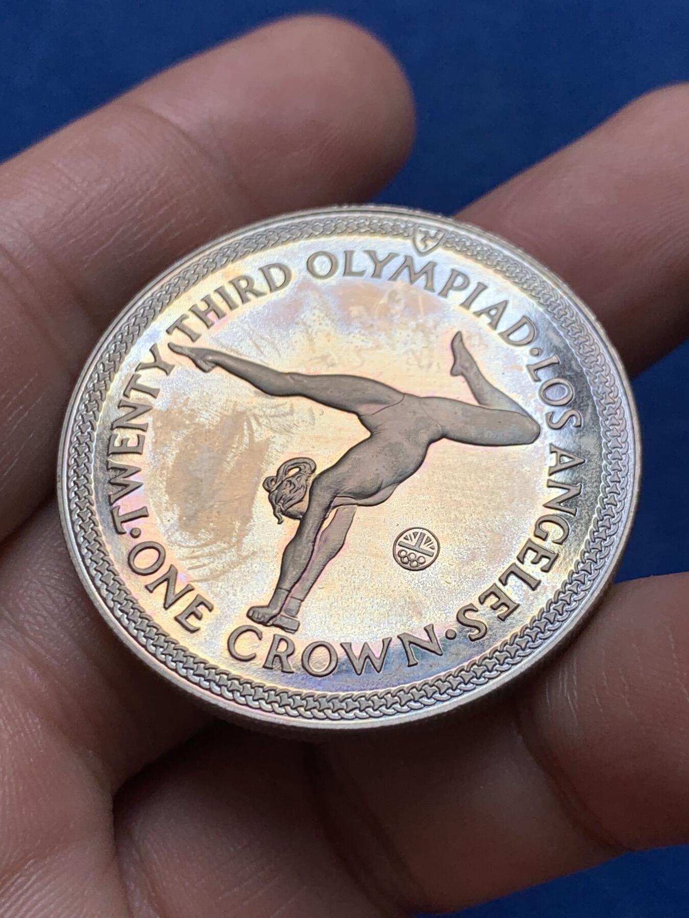 《竞宝斋》第437场 周日，周一2场连拍 （全场包邮） 英属马恩岛1984年洛杉矶夏季奥运会纪念1克朗 全新 38.5mm