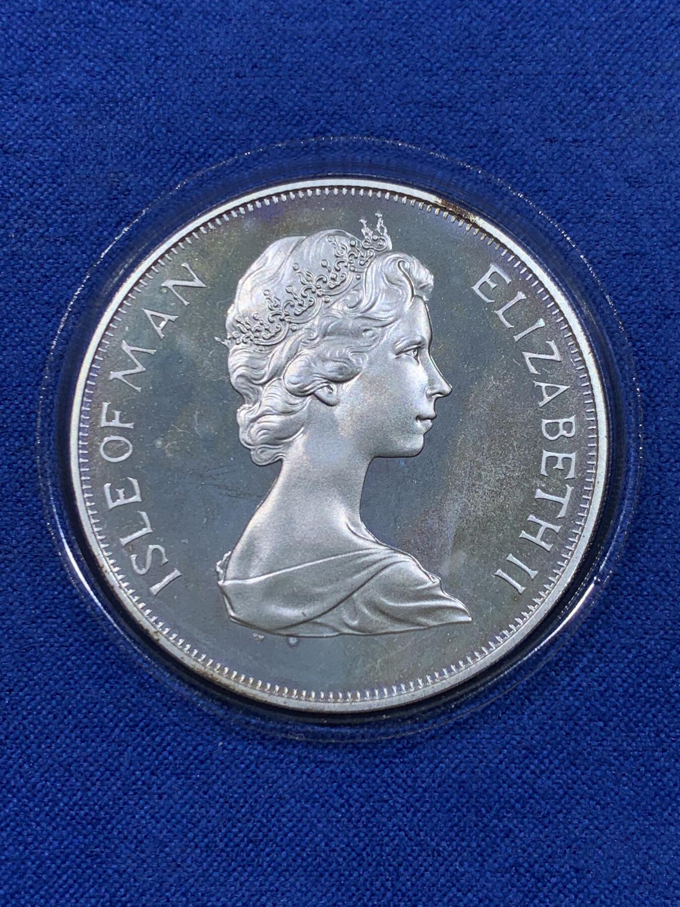 《竞宝斋》第437场 周日，周一2场连拍 （全场包邮） 马恩岛1977年伊丽莎白二世女王登基25周年1克朗银币 带盒