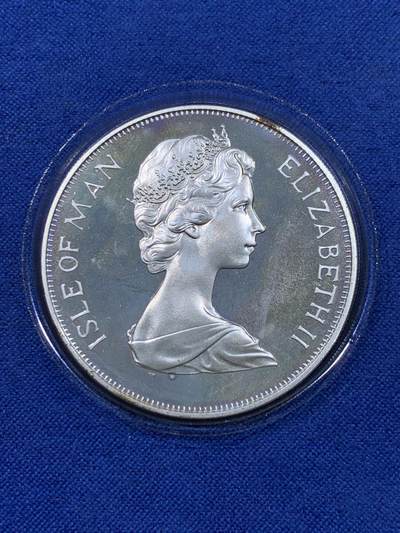 《竞宝斋》第437场 周日，周一2场连拍 （全场包邮） 马恩岛1977年伊丽莎白二世女王登基25周年1克朗银币 带盒