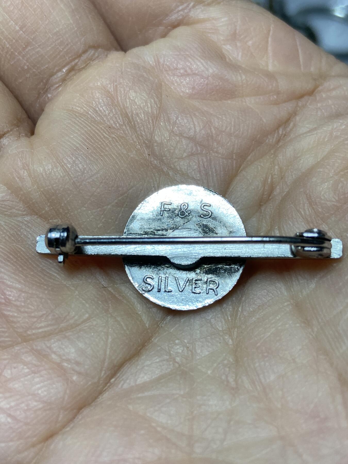 2025年第一百二十七场(总第一百五十三场）外国好品章牌、散币(免佣金) 银制–献血者胸针，重4.97克