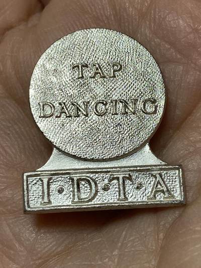 2025年第一百二十七场(总第一百五十三场）外国好品章牌、散币(免佣金) - 国际舞蹈教室协会徽章，重3.64克