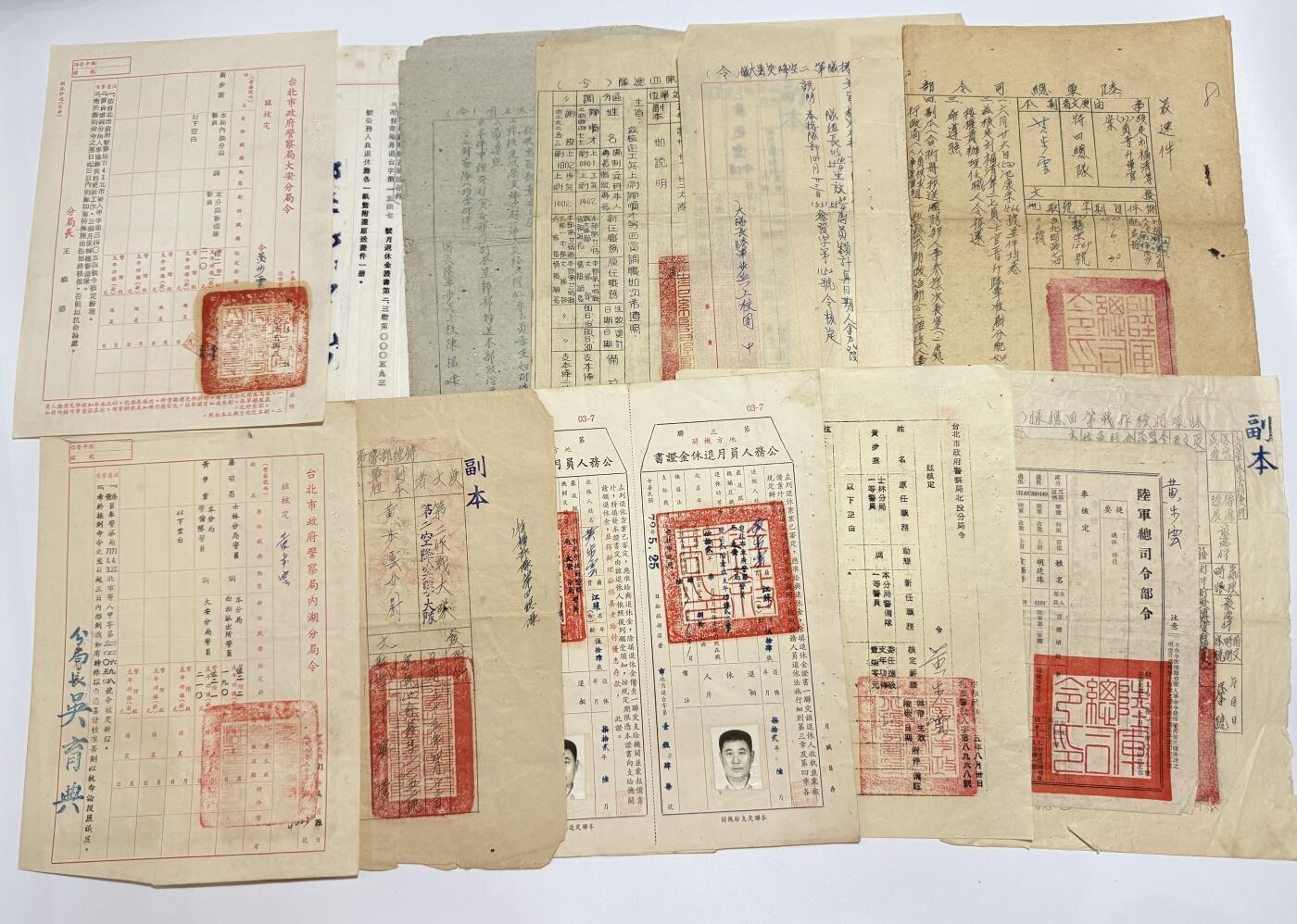 韵星假日精品2025秋季军品类拍卖会-- Rimey Holidays Boutique 2025 Autumn Militaria Sale 陆军特战军官（空降兵）黄步云旧藏文献大全套，共计四十余张，涵盖从士兵、军官、警官时期各类文献