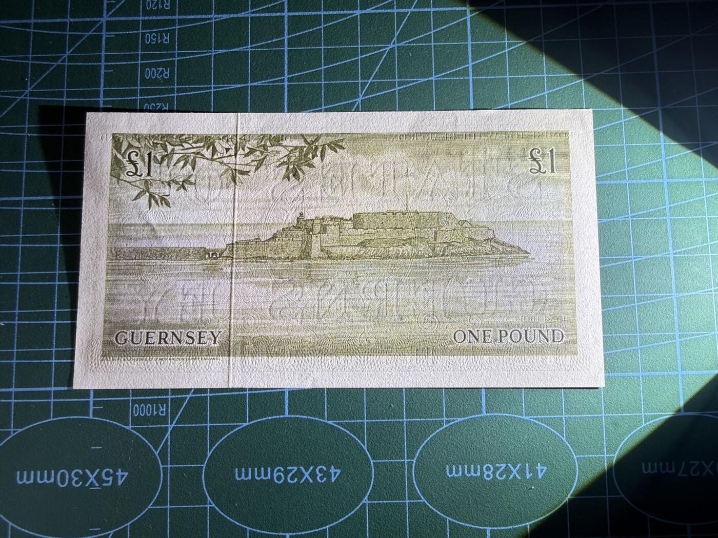 【炜奕收藏】，第五十期 1969年根西岛1镑，UNC-品相，轻微压痕，号码无47全小号