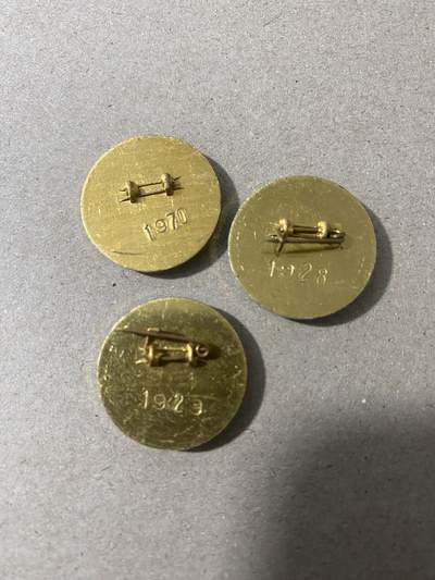 江南站杂件场 校徽三枚