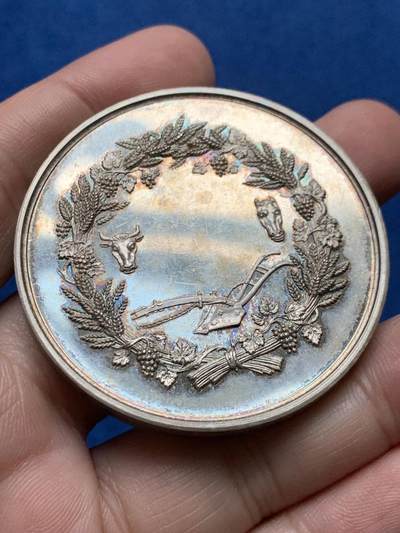 《竞宝斋》第437场 周日，周一2场连拍 （全场包邮） 1852年法国米勒库尔农业竞赛纪念大银章 65.2克 51mm 带原木盒 手指银标