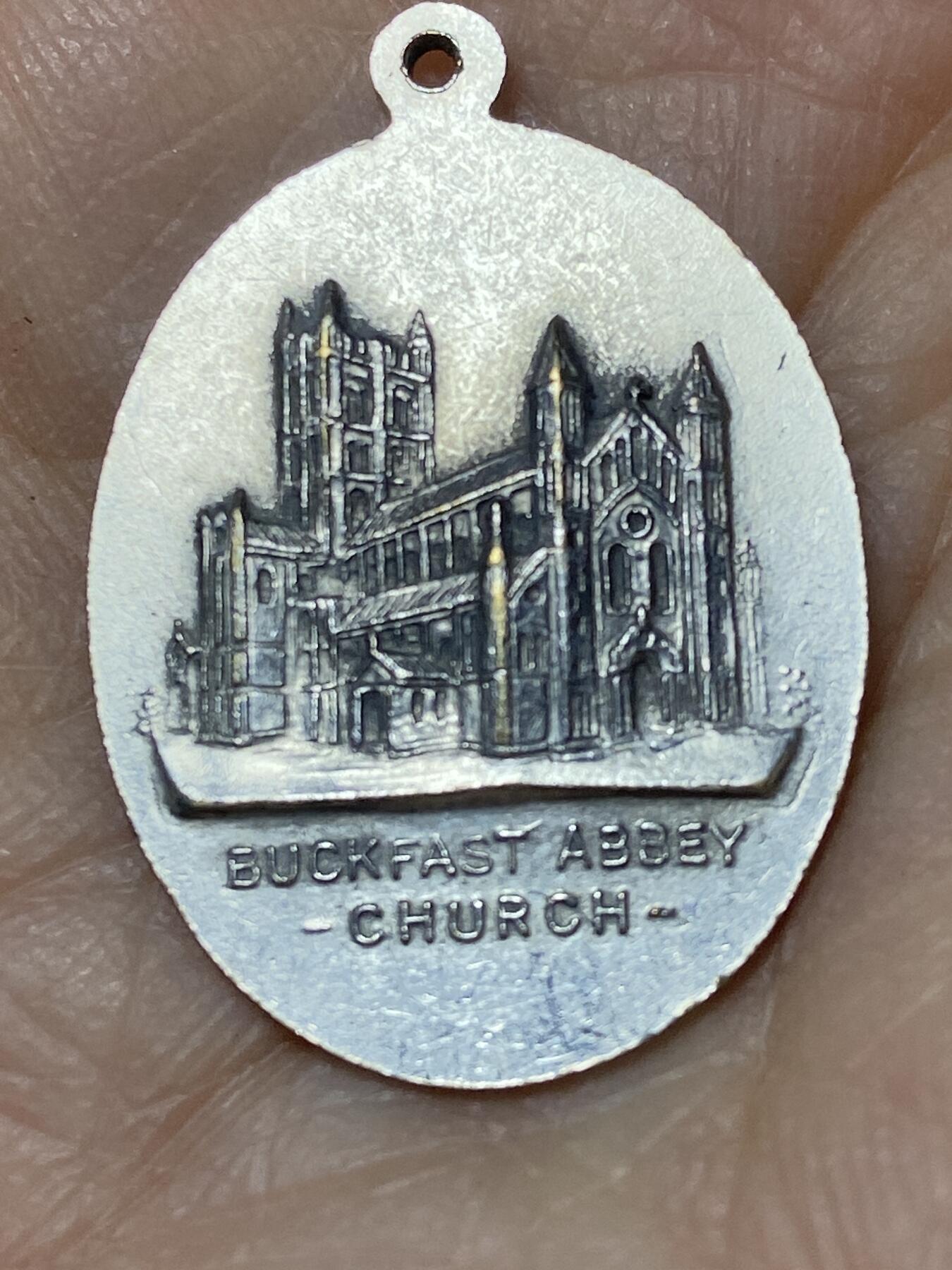 2025年第一百二十七场(总第一百五十三场）外国好品章牌、散币(免佣金) 英国🇬🇧德文郡巴克法斯特修道院纪念章，重3.80克