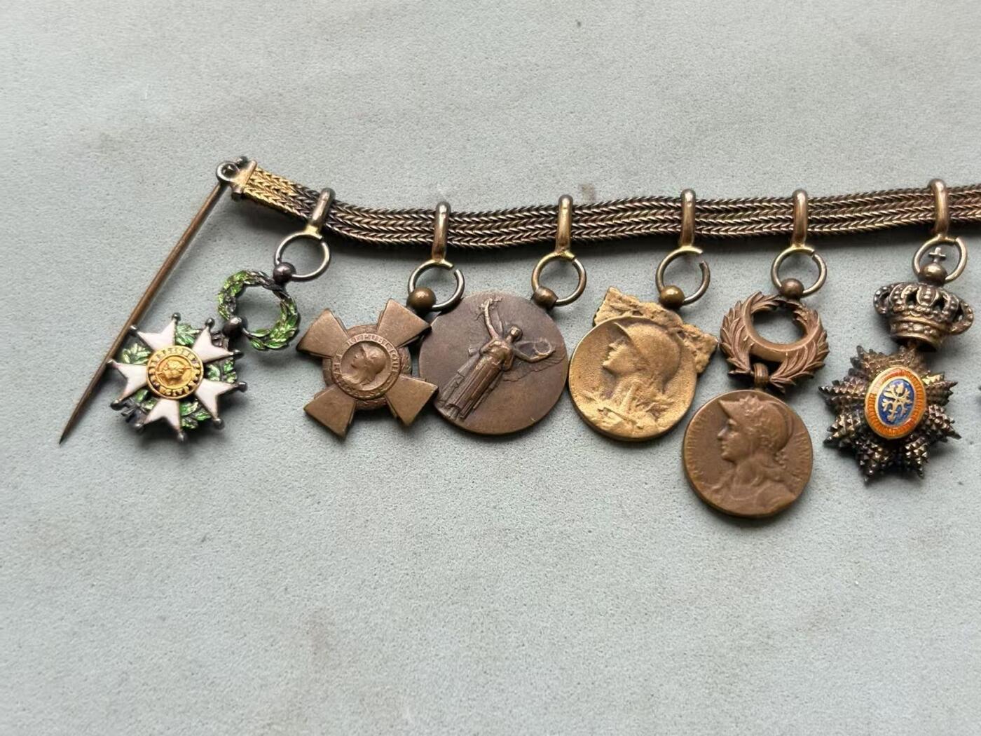 盛世勋华——号角文化勋章邮票专场拍卖第288期 法国11联迷你礼服链 （珠宝定制版）包括：荣誉军团勋章.战斗十字奖章.一战胜利奖章.一战战争纪念奖章.一战东方战役奖章.柬埔寨王室勋章.安南青龙勋章.柬埔寨索瓦塔拉皇家勋章.老挝万象及白伞勋章.学术棕榈勋章.塞尔维亚一战奖章 部分银制 东南亚勋章少见