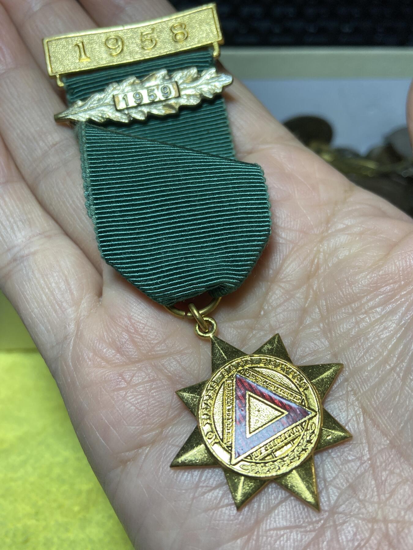 2025年第一百二十七场(总第一百五十三场）外国好品章牌、散币(免佣金) 英国🇬🇧皇家事故预防协会1958，1959年10年安全驾驶奖章，重15.97克