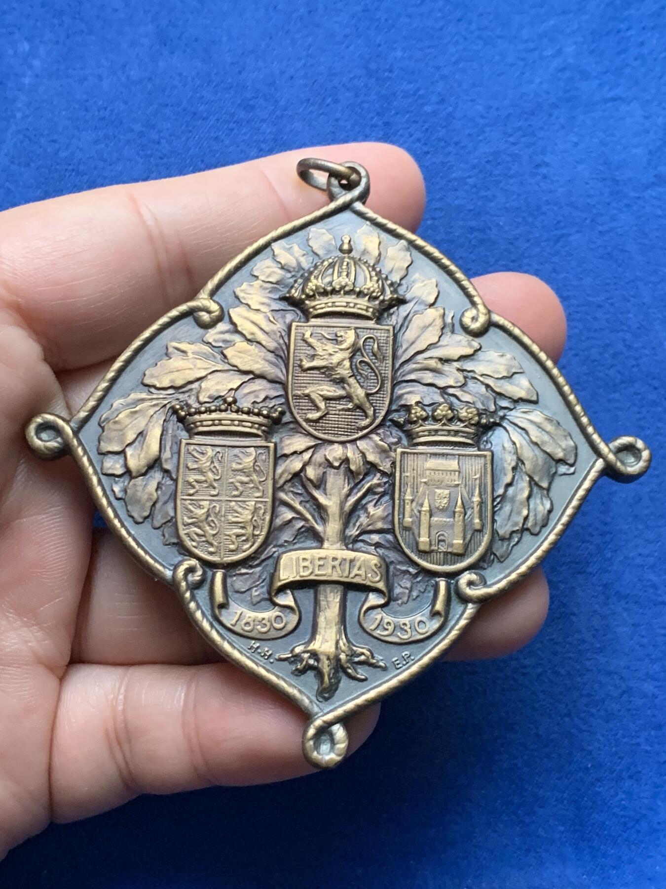 《竞宝斋》第437场 周日，周一2场连拍 （全场包邮） 1930年比利时蒙斯市旗游行纪念铜章 异形章 89.15克 57mm